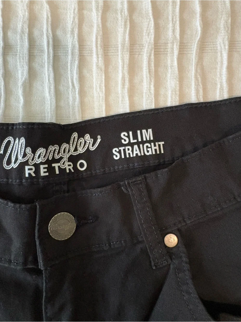 Men’s Wrangler Retro Slim Straight Black Pants.
